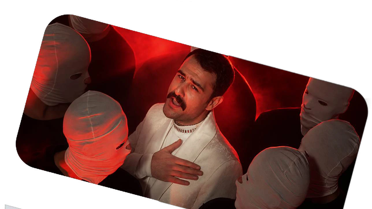 Rapsu performing in a red-lit music video